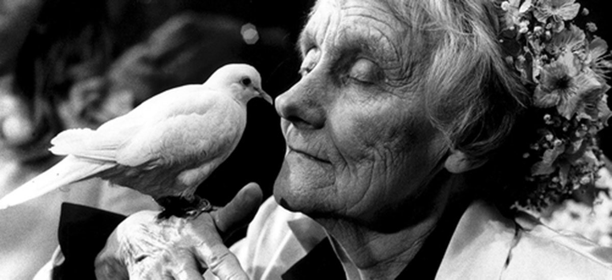 forfatter Astrid Lindgren med en due