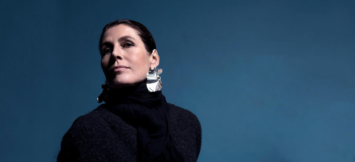 Portrett av kari Bremnes med blå bakgrunn