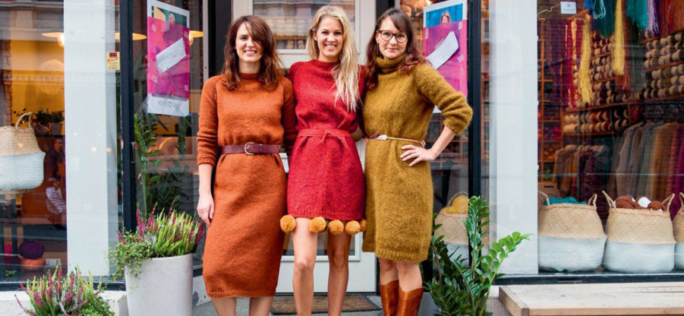 Tre kvinner kledd i hjemmestrikkede kjoler