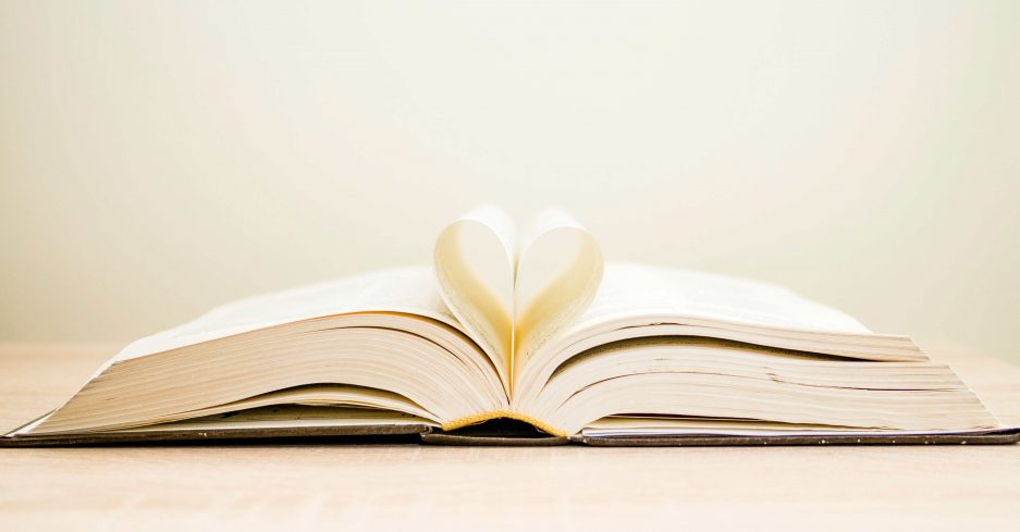 Bok med sidene formet som et hjerte