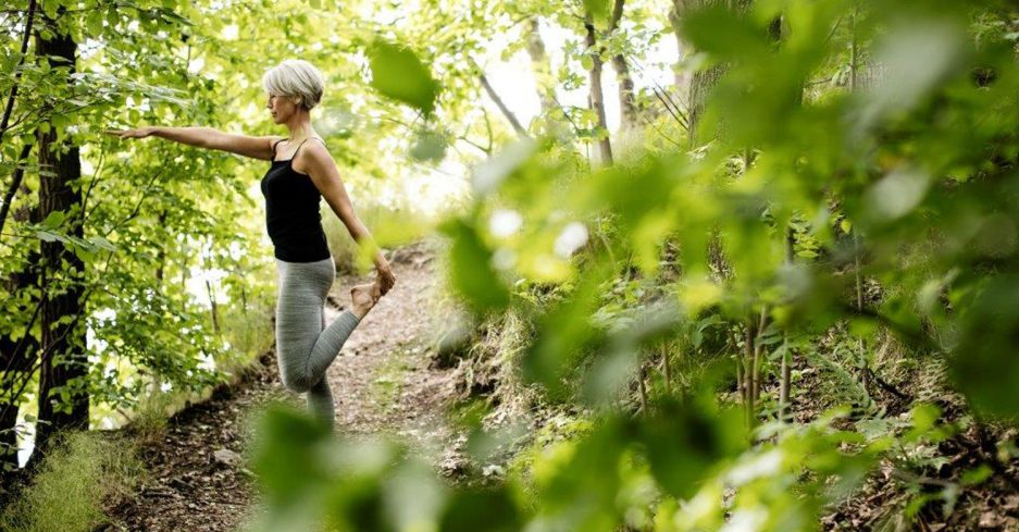 Bente Schei gjør yoga i skogen