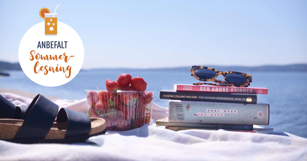 bilde av en bunke med bøker, en kurv med jordbær, sandaler på et piknik-teppe ved sjøen