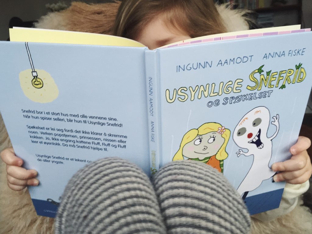 En jente leser boken Usynlige Snefrid og spøkelse