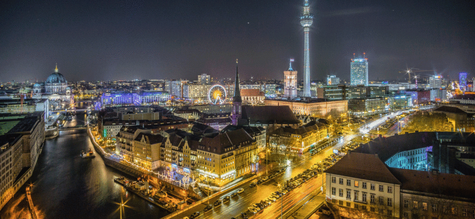 Kveldsbilde av Berlin med tv-tårnet i bakgrunnen