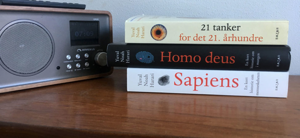 Tre bøker på nattbord