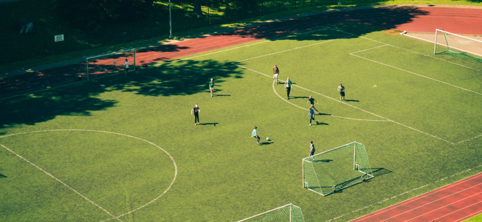 Fotballbane med spillere fotografert ovenfra