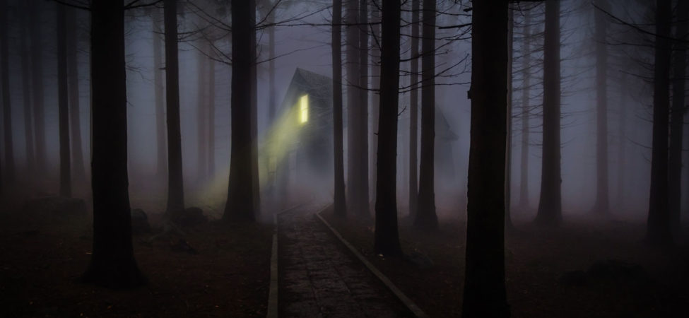 Hus i en mørk skog - illustrasjon til artikkel om påskekrim