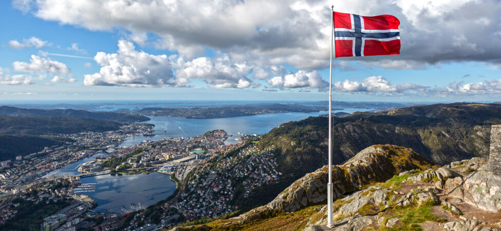 Norsk flagg på flaggstang