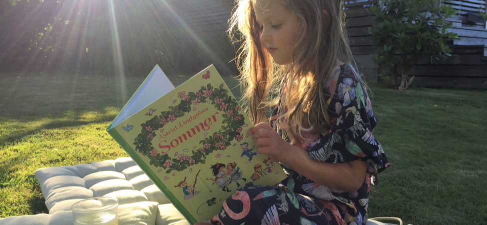 Jente som leser "Astrid Lindgrens sommerbok"