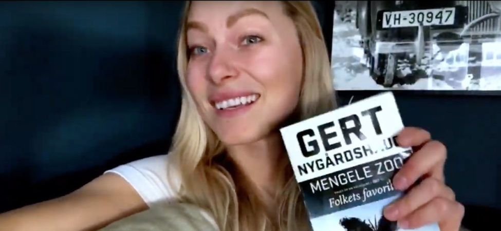 Ragnhild Mowinckel holder opp sin kopi av Mengele Zoo skrevet av Gert Nygårdshaug