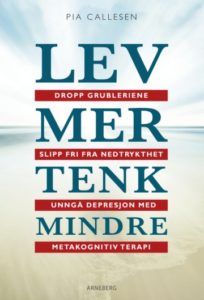 Omslag av selvhjelpsboken Lev mer tenk mindre