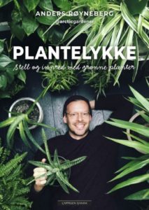 Omslag av boken Plantelykke, stell og innred med grønne planter