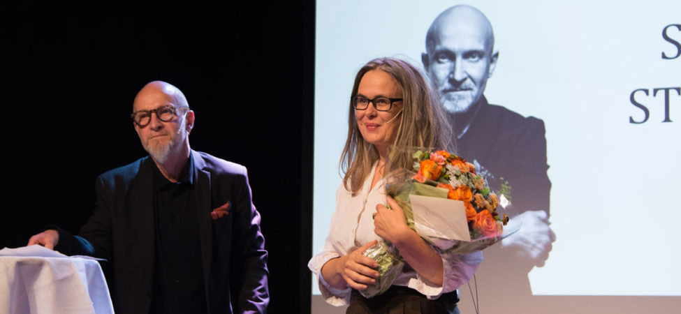 Hilde Stålskjær Osen mottar Saabye-stipendet på scenen