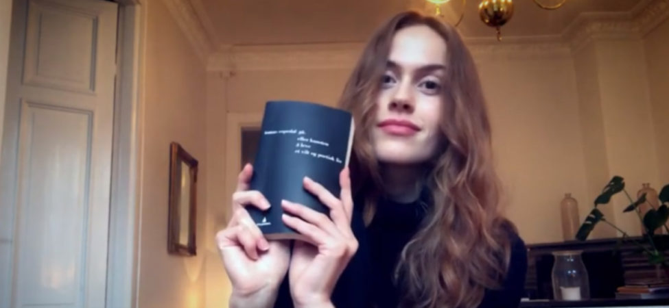 Kristina Ullebø holder opp boken Gå, (eller Kunsten å leve et vilt og poetisk liv)