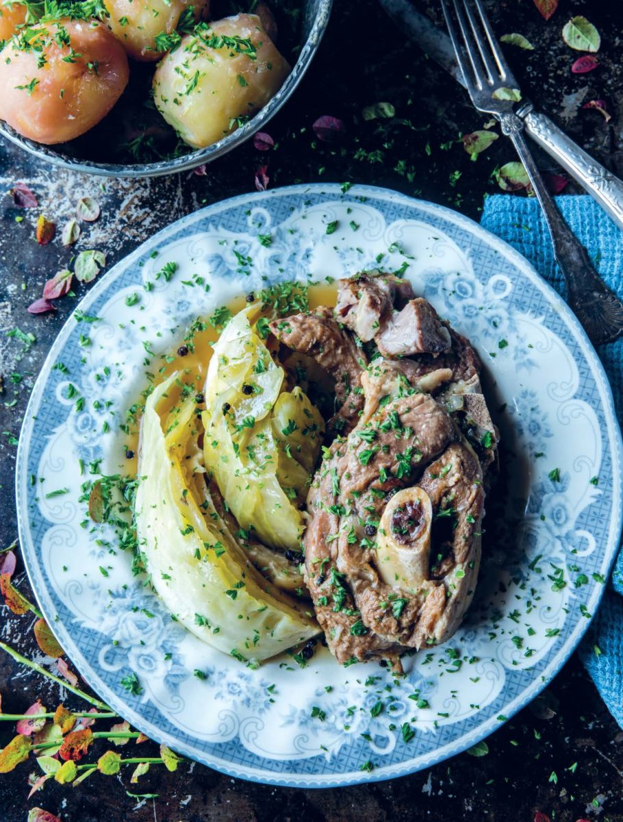 Foto av tallerken med fårikål fra boka "God mat hele uka" av Lise Finckenhagen