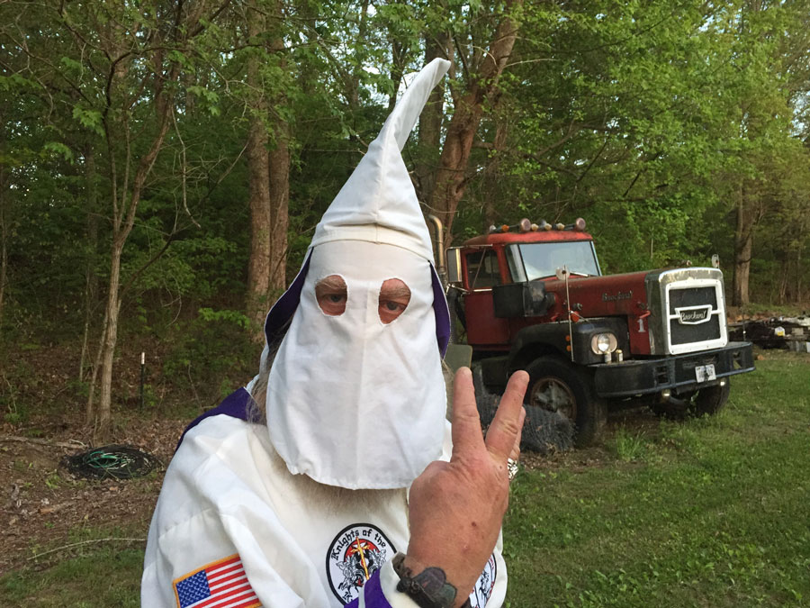 Mann i Ku Klux Klan-maske.