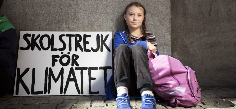 Foto av miljøaktivist Greta Thunberg skolestreikende utenfor den svenske riksdagen