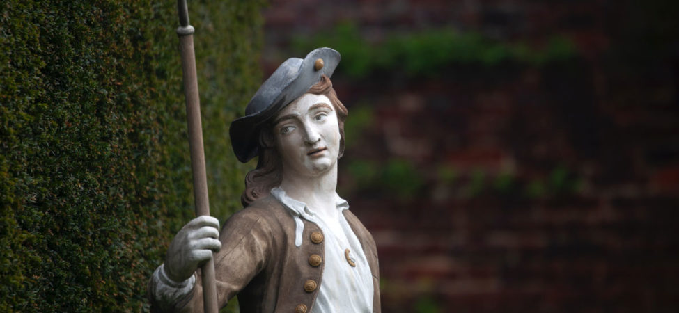 Statue som holder et spett, illustrasjon til ukas dikt Privat huskeregel av Kolbein Falkeid