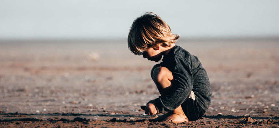 Gutt på strand