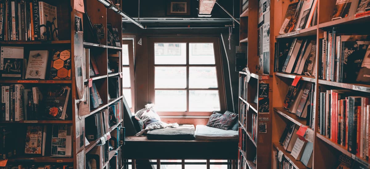 Lite, gammelt rom med bøker overalt. Koselig sitteplass ved vindu.