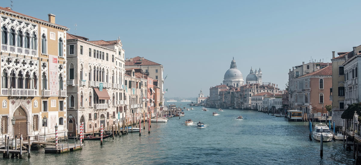 Foto fra Venezia med kanalen og gamle bygninger