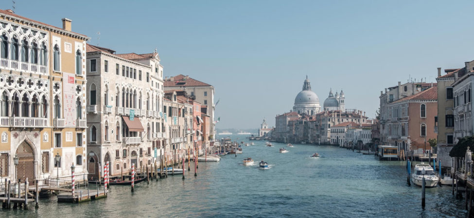 Foto fra Venezia med kanalen og gamle bygninger