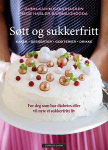 Omslag til Søtt og sukkerfritt av Hege Hasler Barhaughøgda og Gunn-Karin Sakariassen
