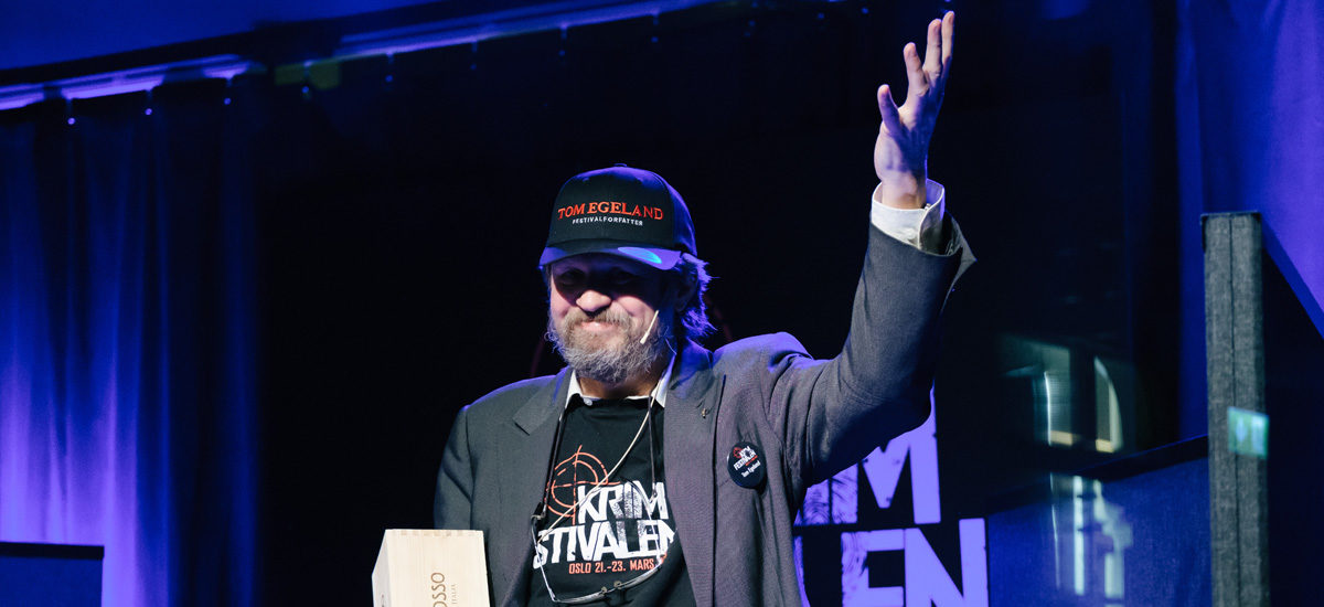 Tom Egeland på scenen under krimfestivalen 2020