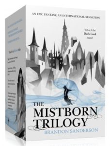 Foto av boks med de tre bøkene i Mistborn-trilogien