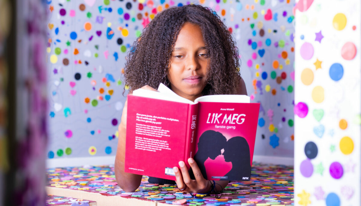 melaninrik jente leser Lik med - første gang i et rom fullt av prikker