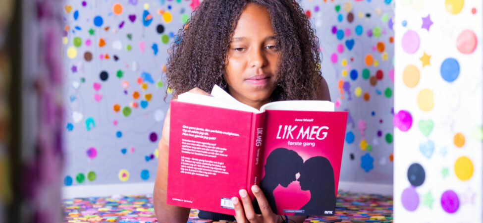 melaninrik jente leser Lik med - første gang i et rom fullt av prikker