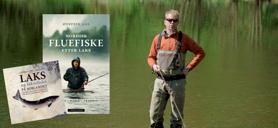 Foto av Øystein Aas med fluefiske-utstyr og bøkene «Fluefiske etter laks» og «Laks og laksefiske på Sørlandet»
