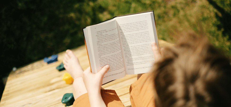 Barn leser bok