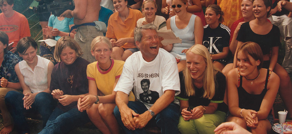 Foto av Thorbjørn Jagland med ungdommer