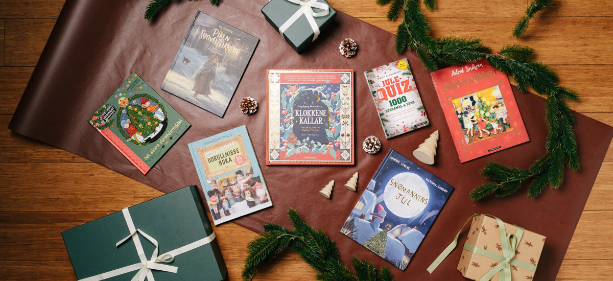 Foto av bøker på bord med julepynt