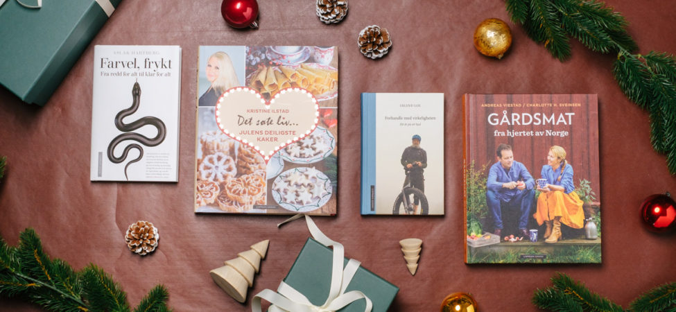 Foto av bøker med julepynt og gavepapir