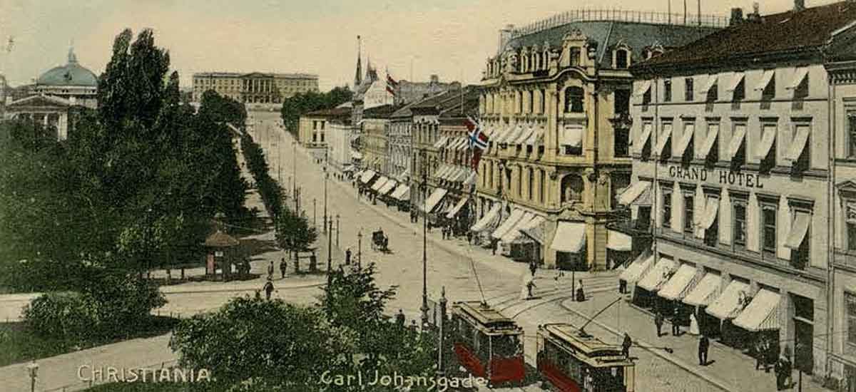 Utklipp av gammelt postkort som viser Karl Johans gate opp mot slottet