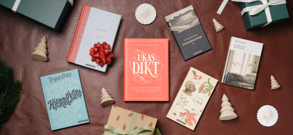 Foto av en rekke av diktbøkene utgitt av Cappelen Damm 2020 til julegavetips-sak