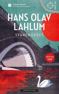 Omslaget til pocketboka "Svanemordet" av Hans Olav Lahlum