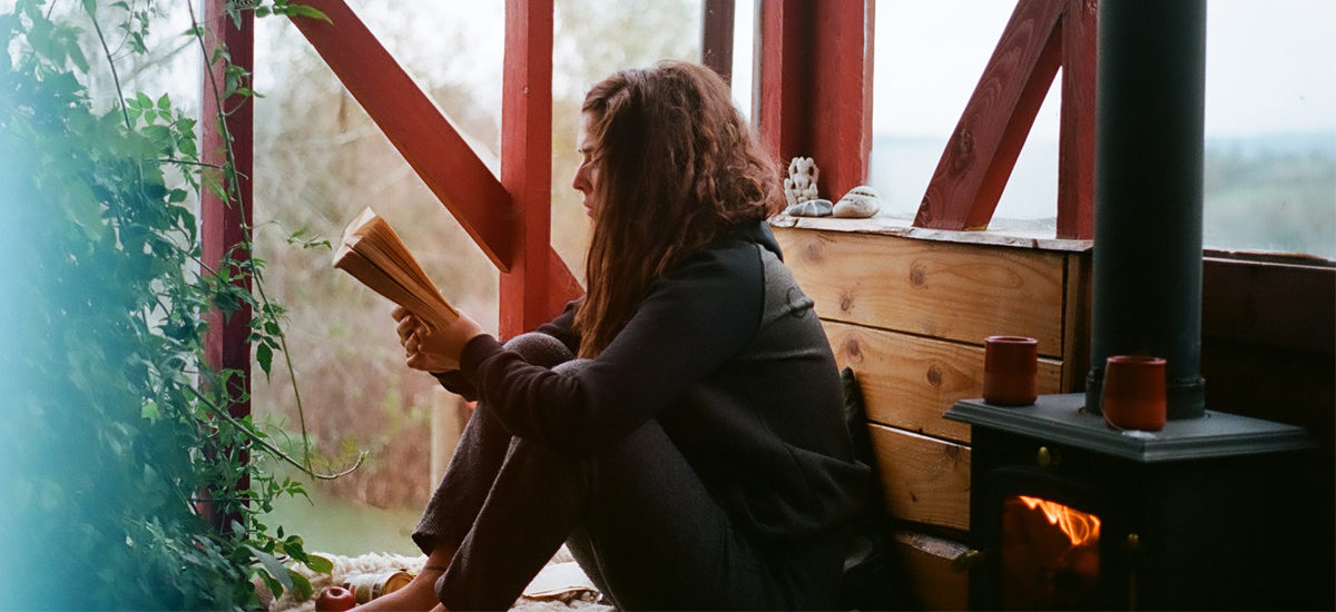 Foto av kvinne som leser