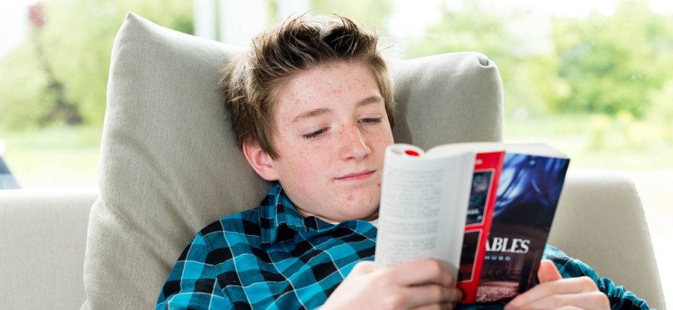 Tenåring leser bok