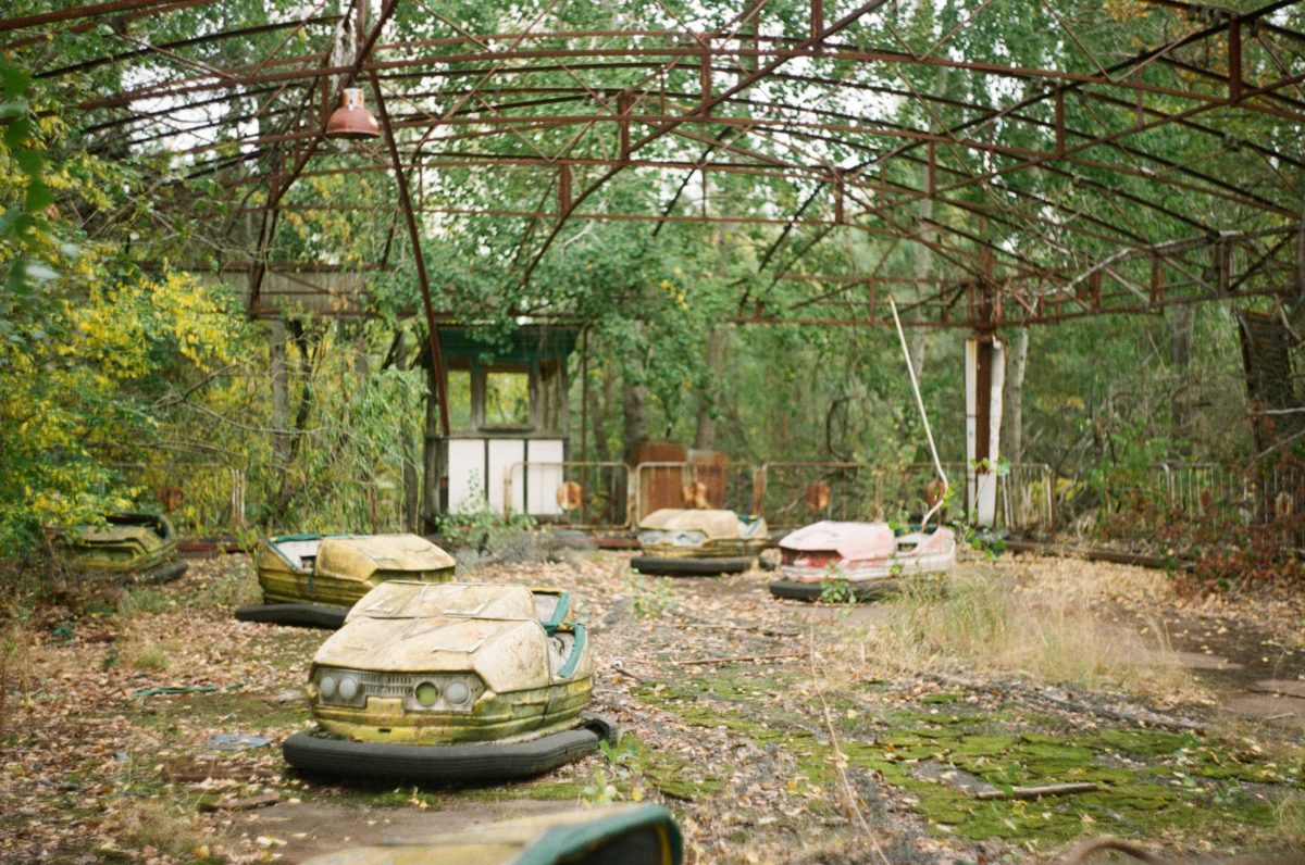 Foto av forlatt fornøyelsespark i byen Pripyat, Ukraina