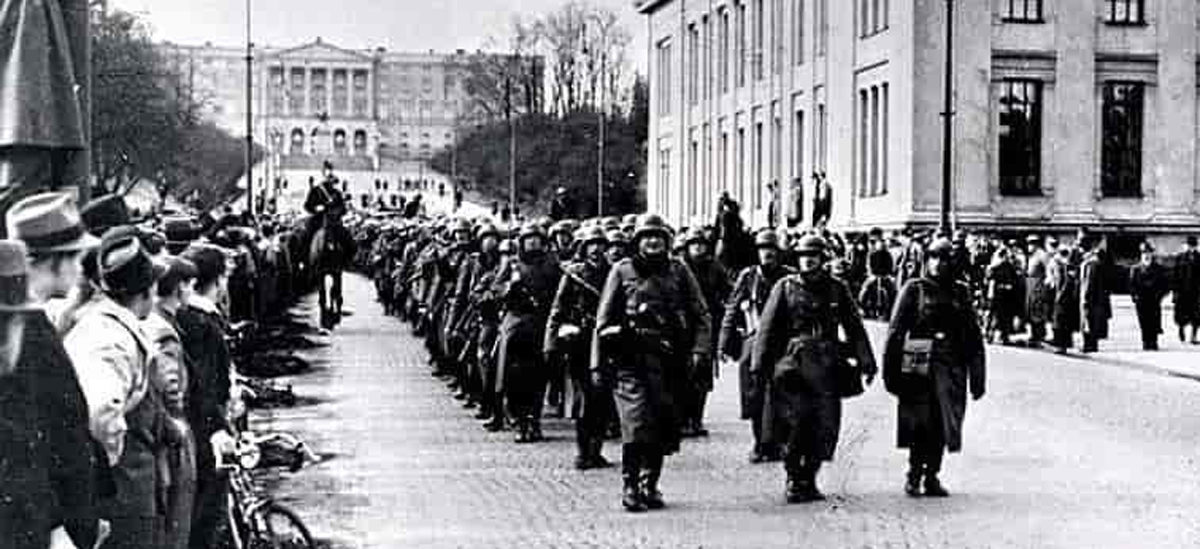Tyske soldater marsjerer ned Karl Johans gate