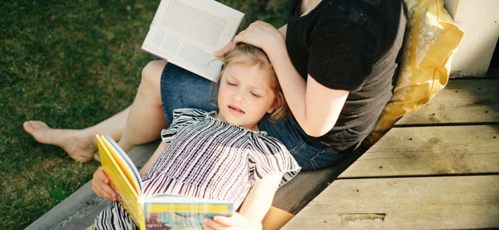 Barn leser i fanget til mor