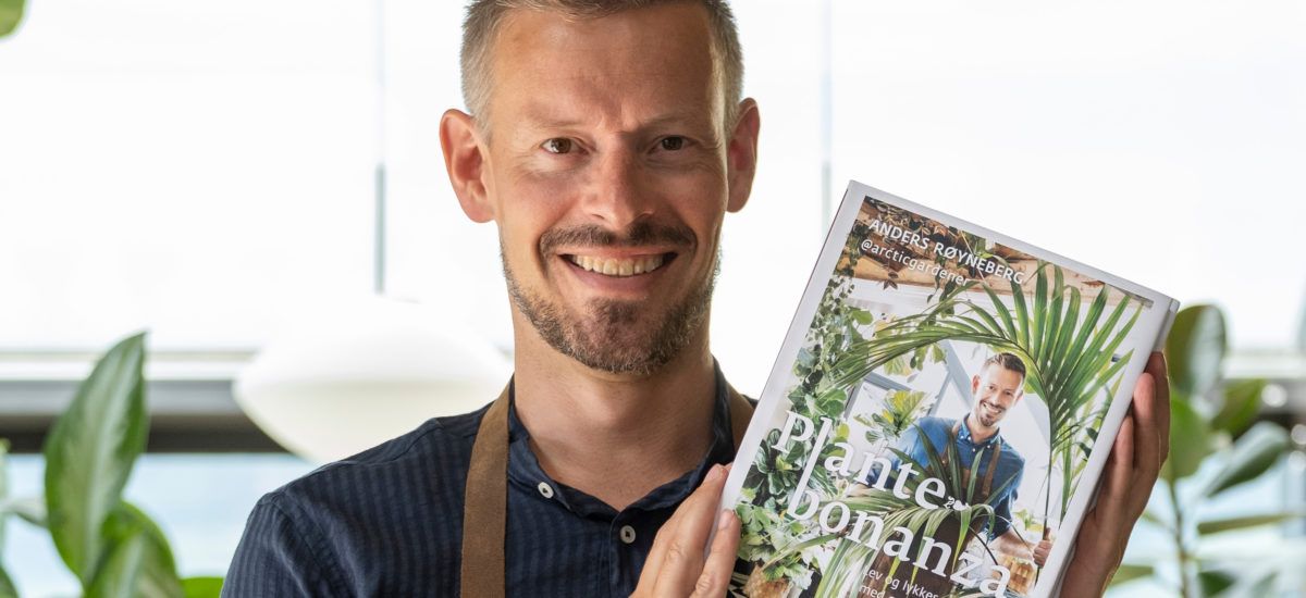 Foto av Anders Røyneberg med boka «Plantebonanza»