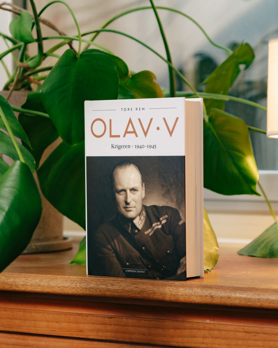 Foto av boka «Olav V. Krigeren. 1940-45» av Tore Rem