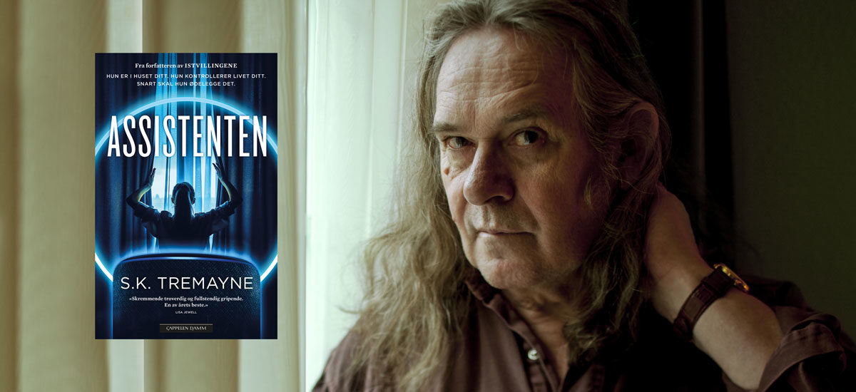 Ingvar Ambjørnsen med omslaget til Assistenten