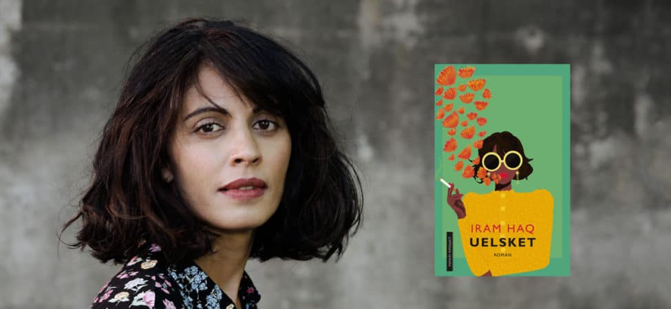 Iram Haq med omslaget til boka hennes "Uelsket"