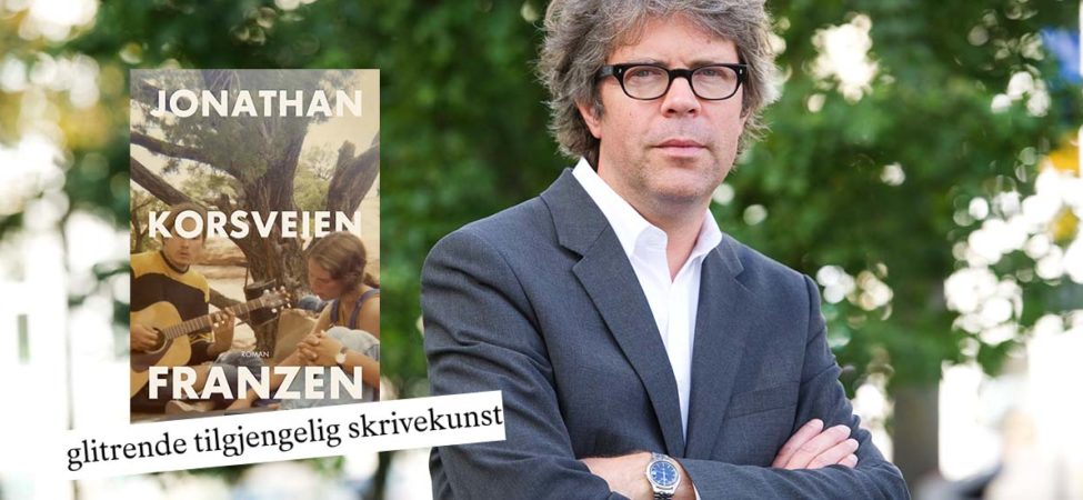 Foto av Jonathan Franzen med boka «Korsveier»