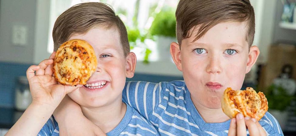 Foto av to barn med pizzasnurr